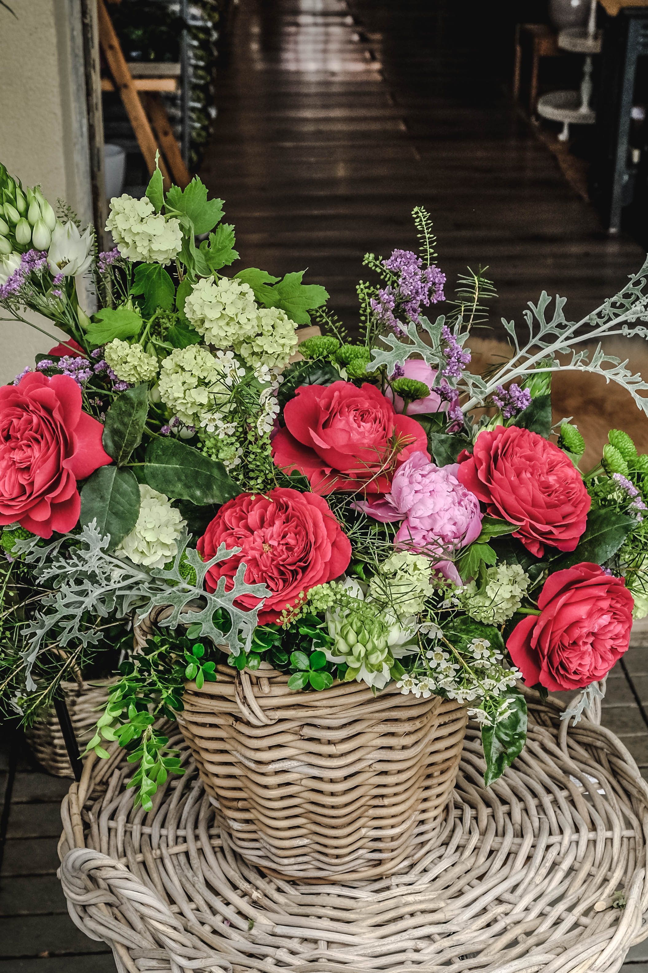 Cesto fiorito Rose inglesi, Ornitogallo,Peonie,Santini,ed inflorescien – I  fiori di Paesaggi