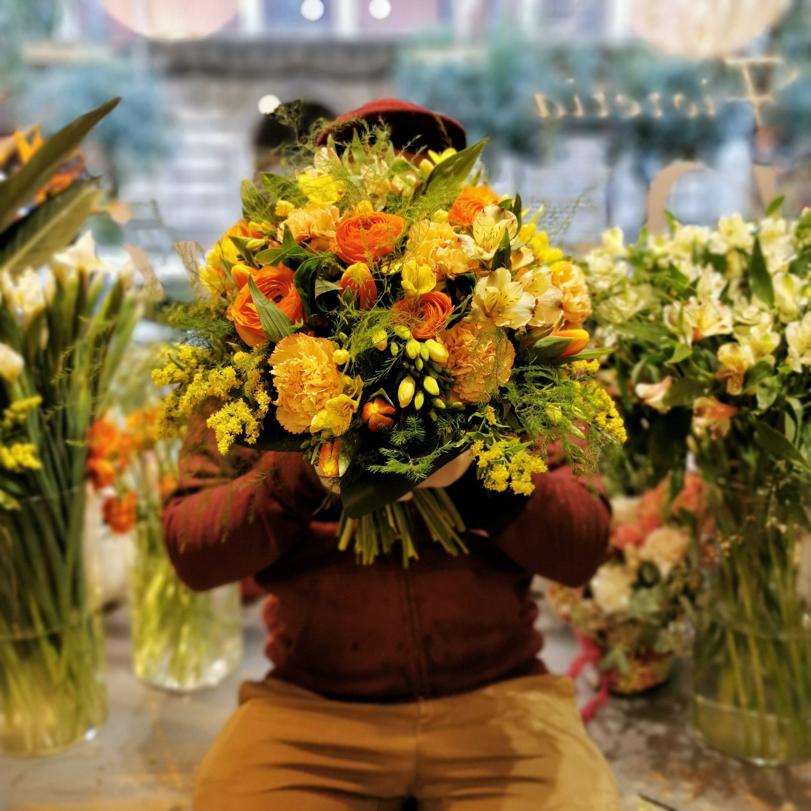 Pianificazione Del Viaggio Di Vacanza. G Idea Di Viaggio Regalo. Modello  aereo, bouquet di tulipani e scatola regalo su sfondo scuro. Vista  dall'alto o piatto. Copia Spazio Foto stock - Alamy