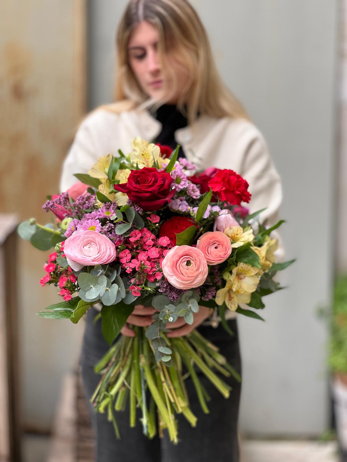 Bouquet Passione e Luce con rose e garofani rossi - Versione Chic da 60 euro in foto