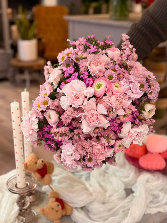 Dettaglio ranuncoli rosa e margheritine fresche del bouquet Eternal Bloom