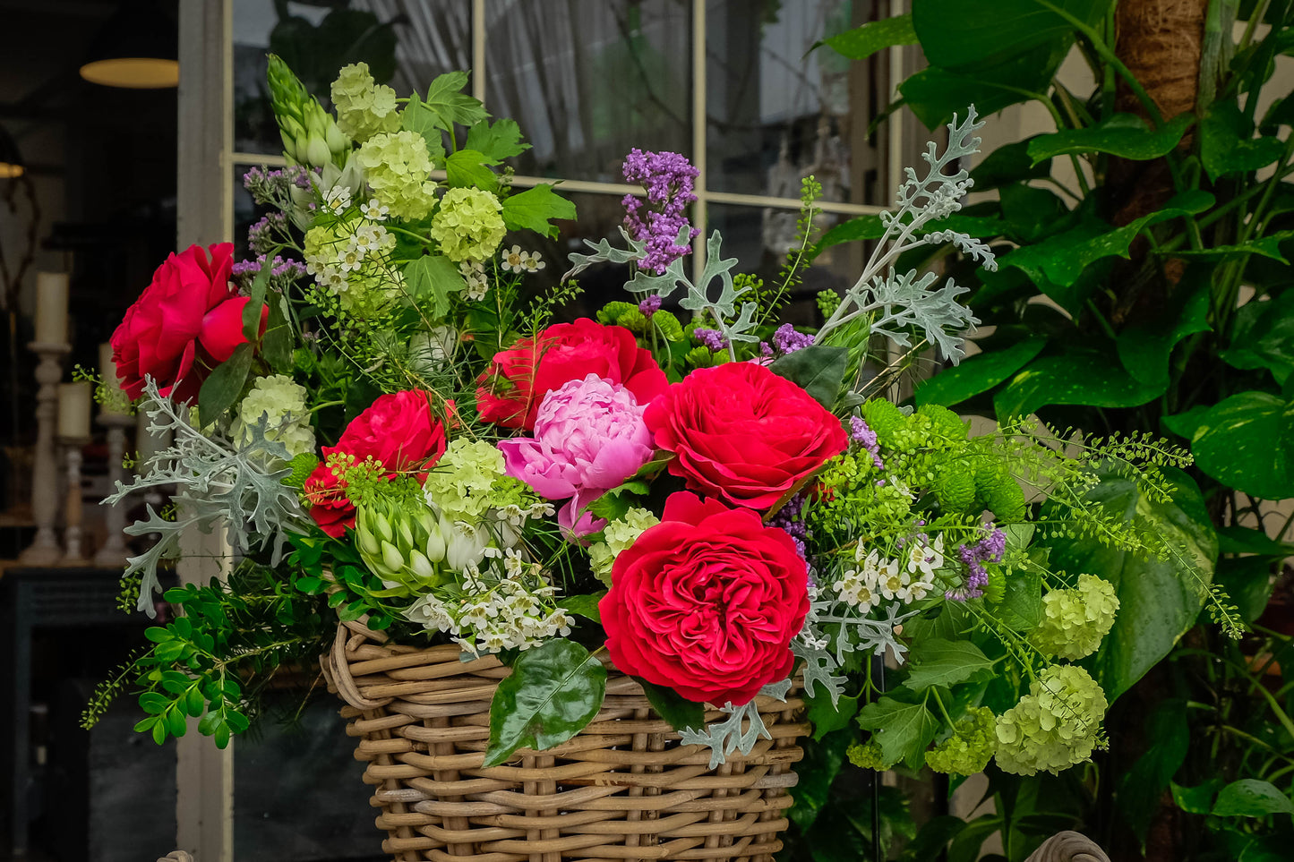 Cesto fiorito Rose inglesi, Ornitogallo,Peonie,Santini,ed inflorescienze varie - I fiori di Paesaggi